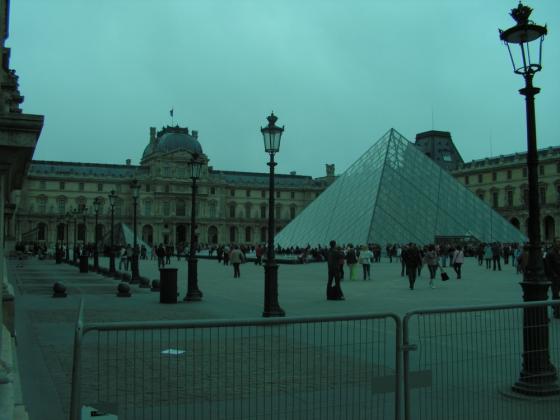 Pariisi, Louvre (04/06) ; Häpeänpilkku Pariisin kasvoissa... Déjà vu jostain leffasta...? ;)