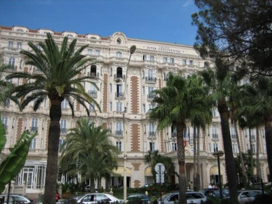 Ranskan Riviera, Cannes.. La Croisette rantabulevardi viiden tähden hotelleineen.. ehkä majoitumme kuvassa olevaan luksus hotelliin seuraavalla kerralla :D