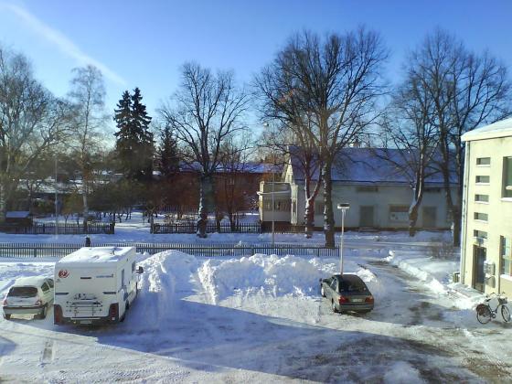 Jaa-a..... koulun opetuskeittiössä ei mitään tekemistä...... ikkunasta näkyi kun aurinko paistoi monen harmaan päivän jälkeen... olihan se ikuistettava