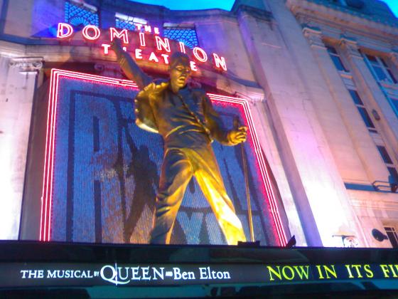 Freddien patsas Dominion teatterin edustalla lontoossa 28.10.06