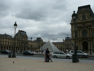 Louvre ja sen kuuluisa pyramidi