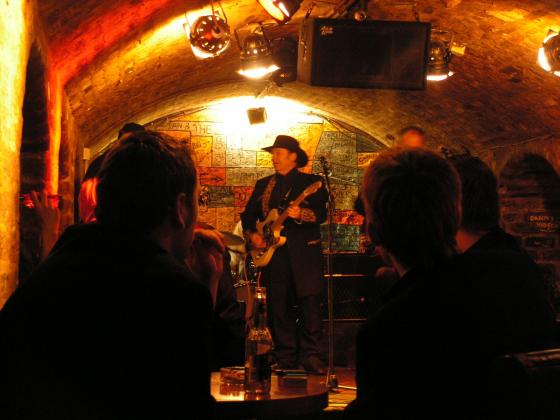 Liverpool, legendaarinen The Cavern clubi ; Esiintymässä 