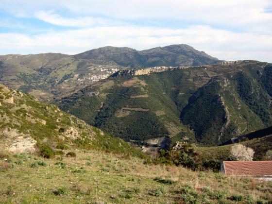 Sardinia vuoristo,. Tuolla välissä on puro.