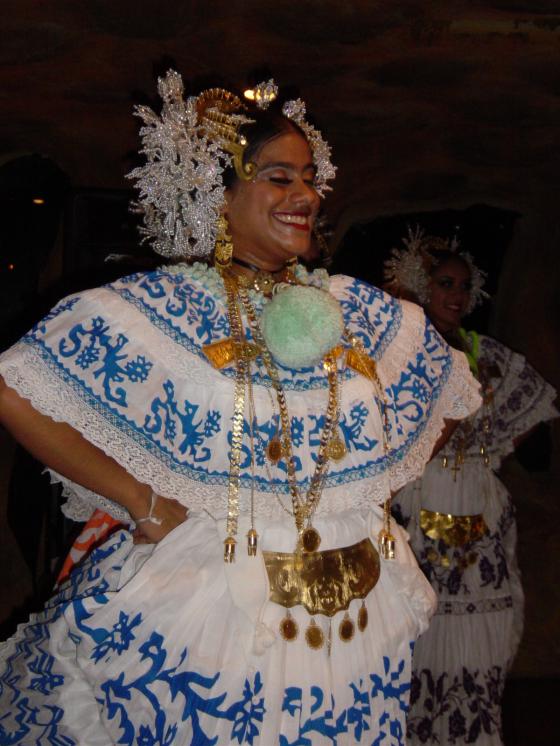 Traditional Panamanian Dancer (beautiful chica)