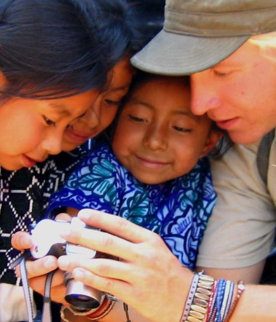 Tytöt näkevät ensimmäistä kertaa digikameran, chiapas, mexico