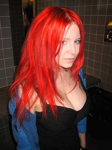 ja nythän se tukka on punainen! nightlife rockin vessa.