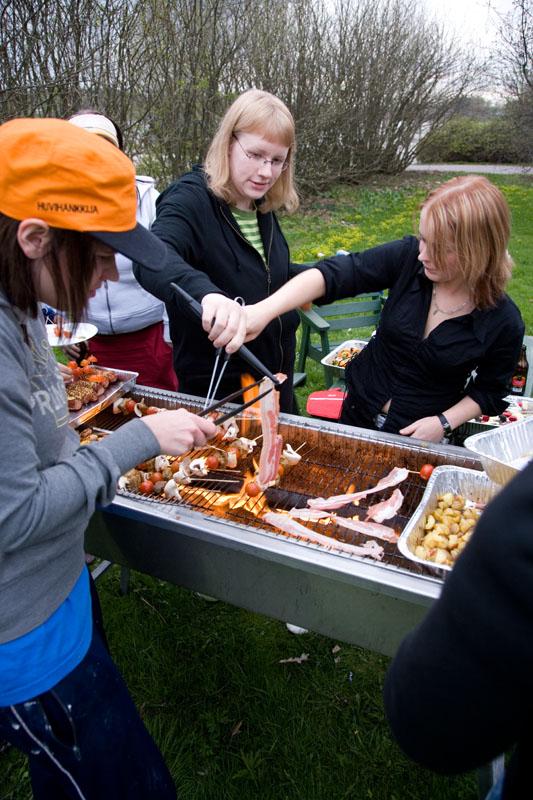 Kokkihan on mediaseksikäs ammatti.. ;) atria 100 nuorta kokkia grilliparty ja alkoholia ei oo otettu..