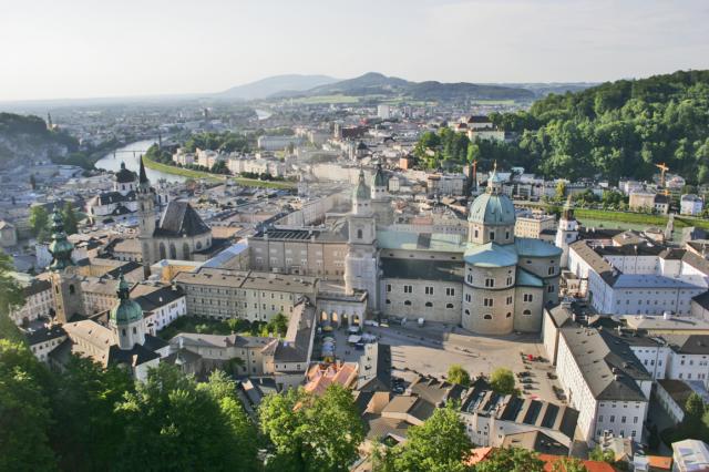 Salzburg. Ei huonot näkymät olleet linnakkeelta kaupunkiin.