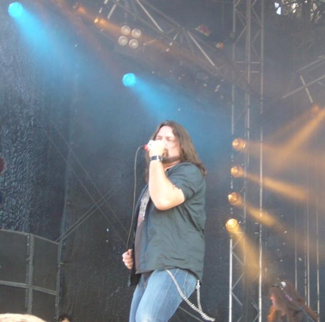 Symphony X:n tuottamat desibelit olivat tämän tytön korville liikaa, ehdin näpsäistä ennen takavasammalle poistumista kuvan sympaattisesta Russell Allenista