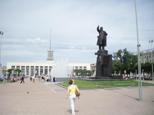 Lenin-setä asuu Pietarissa Suomen juna-asemalla
