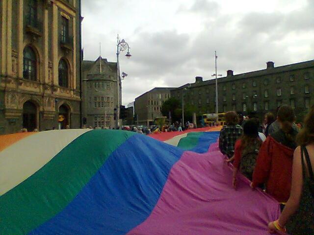 Kanniskeltiin pienta lippua Dublinin Gay Pridessa.
