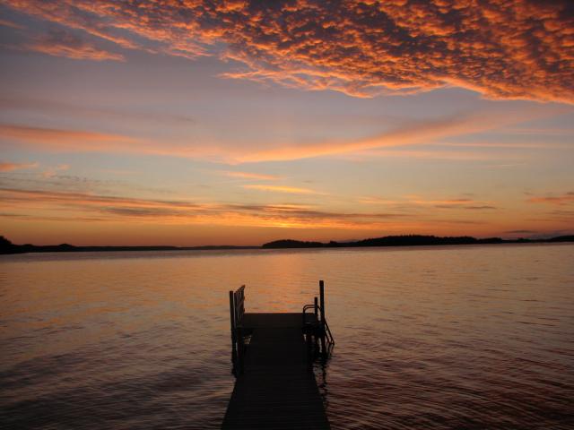 Auringonlasku mökillä