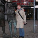 Belfastissa patsaan kanssa poseerausta