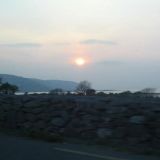 Aurinko laskee mailleen Irlannin länsirannikolla...