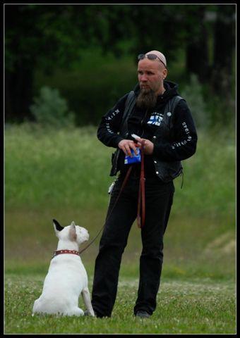 Mielenkiinnolla seuraan, kun isäntä vääntää sätkää (Bullipäivät, Turku 17.6.2007)