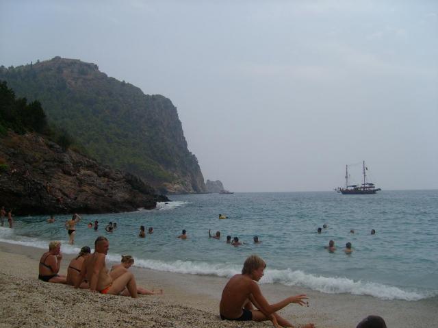 Kleopatra beach, Kalen juurella.