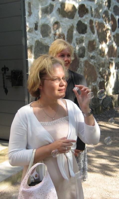 I´m blowing soap bubbles @ the wedding