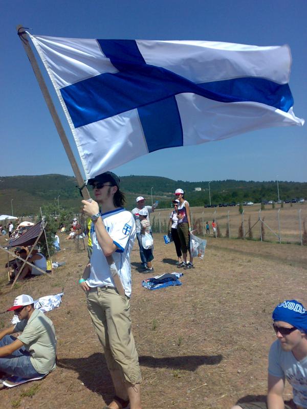 Suomen lippu korkealla. Aina!