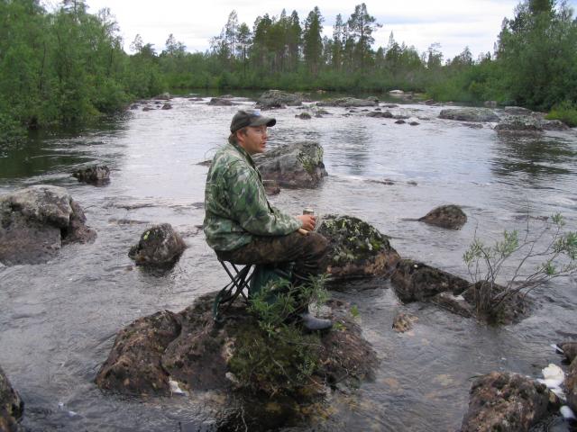 Eräällä purolla kalassa, tauko päällä; eihän lomalla turhia saa jännittää..?