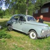 Peugeot 203 vm. 57 ja Pavlina mökillä. Huom! Mallissa kaappariovet :)