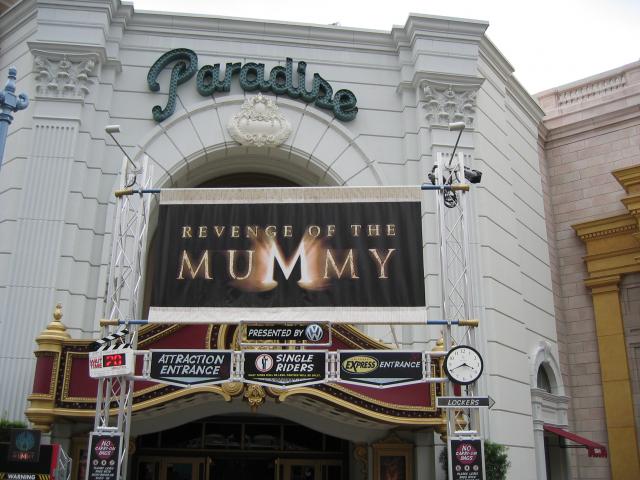 Revenge of the Mummy, the best roller coaster ever!