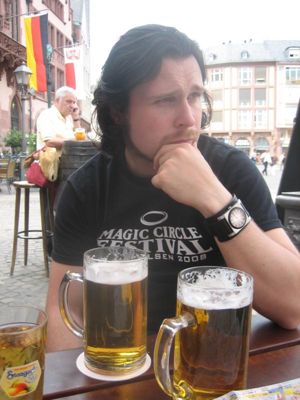 Frankfurtissa, en muista aukion nimeä. Päivä oli 9.7.2008, MCF2 festareita edeltävä päivä. Vasemmalla alhaalla on lasillinen ehkä Saksan huonointa omenaviiniä.