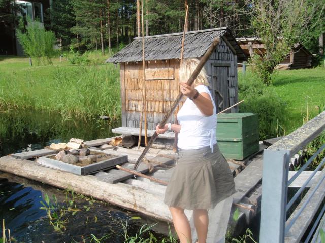 Lustossa (metsämuseo Punkaharjulla) kokeilemassa tukkien uittoa