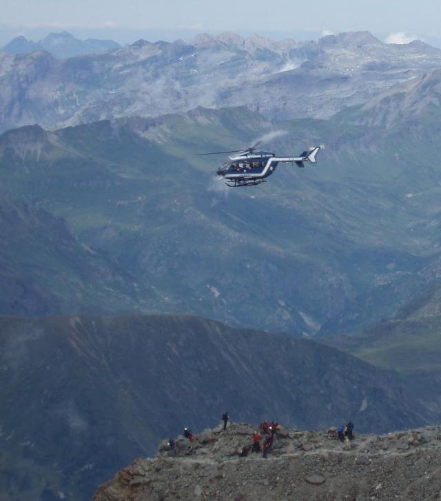 Kopterin ääni kertoi useimmiten vaikeuksista. Kopteri kuljetti vuoristotauti potilaan alas vuorelta.