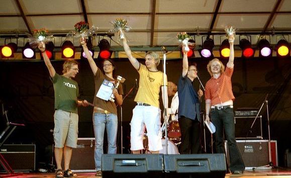 Voittajan on helppo hymyillä. Kuvassa Seisova-Aalto coverbändi juuri voitettuaan Show  & Party Band bändikisan 2003 Heinäkuussa Jyväskylässä kisatun finaalin jälkeen.