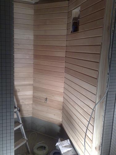 Sauna, vain lauteet puuttuu. Ja katto. Kolo paneeliseinässä on ikkuna olohuoneeseen.