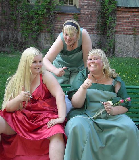 Nasty Bridesmaids.  -Tottakai mulle ostettiin se horahtavin puku :/