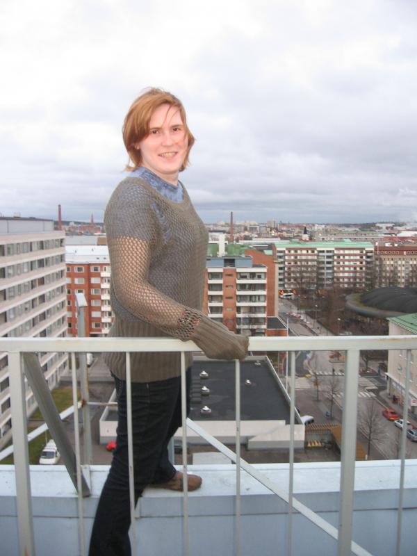 Maailman katolla kaiteen ulkopuolella seikkailemassa narkkari-androgyynirokkari-luukissa marraskuussa 2008 (asetelma, idea ja poseeraus: Krisse Sydän, kuva: Stanzara).
