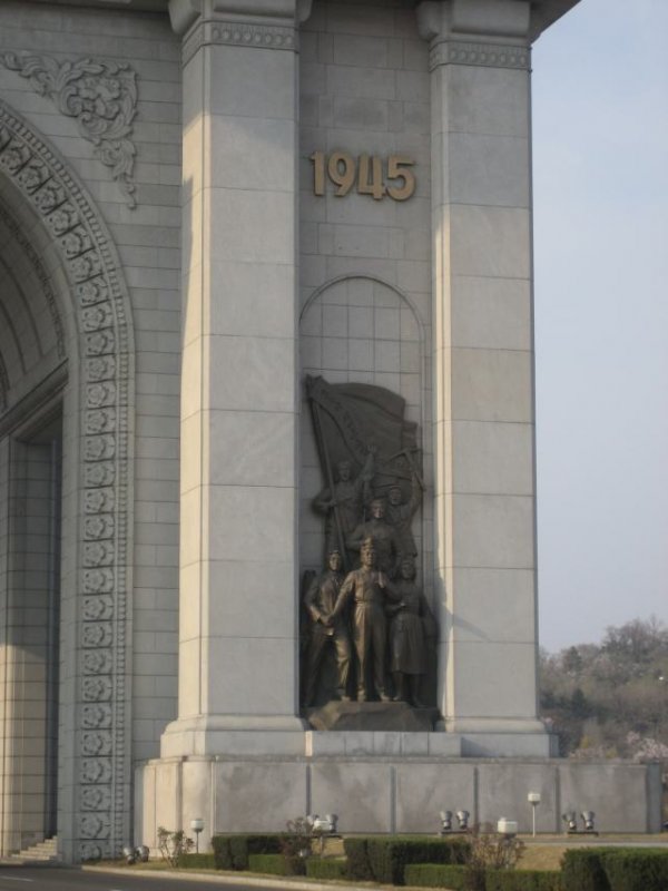 Yksityiskohta Pjongjangin riemukaaresta, joka on tietenkin suurempi kuin Pariisin vastaava.