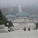 SIlmäys Marttyyrien hautausmaalta kohti Pjongjangia. Marttyyrit ovat pääasiassa Korean sodassa ja vallankumoustaisteluissa kuolleita.