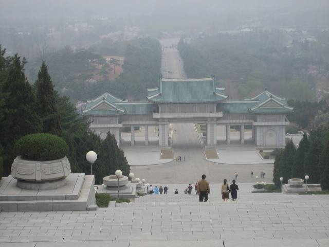 SIlmäys Marttyyrien hautausmaalta kohti Pjongjangia. Marttyyrit ovat pääasiassa Korean sodassa ja vallankumoustaisteluissa kuolleita.