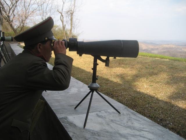 Pohjoiskorealainen upseeri kiikaroi Etelä-Korean puolelle.