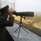 Pohjoiskorealainen upseeri kiikaroi Etelä-Korean puolelle.