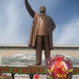 Vastavihitty morsiuspari tuo tervehdyksen Kim Il-Sungin pronssipatsaalle. Etualalla Kim Jong-Ilin lähettämä kukkalaite.