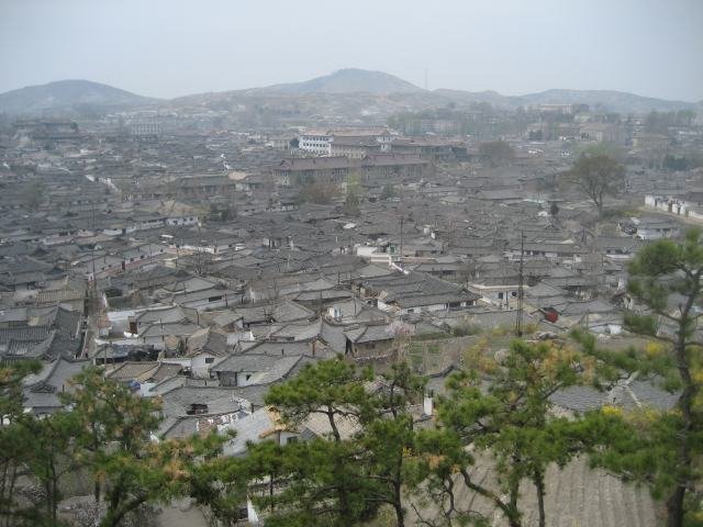 Kaesongin kaupungin kattojen yllä.