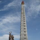 170-metrinen juche-aatteen kunniaksi pystytetty torni. Torni pystytettiin Kim Il-Sungin 70-vuotispäivien kunniaksi ja sen 25 500 graniittipylvästä symboloivat kukin yhtä päivää Suuren Johtajan elämässä.