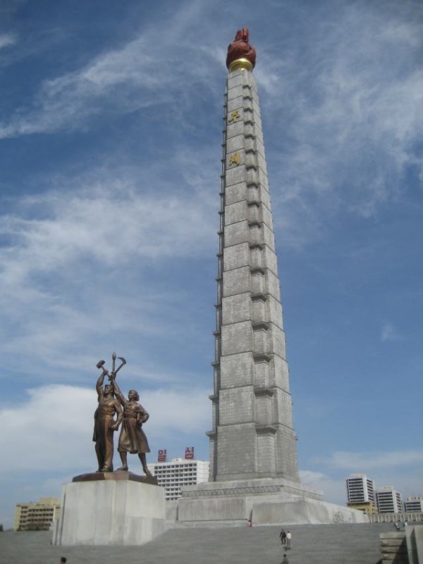 170-metrinen juche-aatteen kunniaksi pystytetty torni. Torni pystytettiin Kim Il-Sungin 70-vuotispäivien kunniaksi ja sen 25 500 graniittipylvästä symboloivat kukin yhtä päivää Suuren Johtajan elämässä.