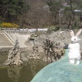 Yllätetty pupujussi pohjoiskorealaisessa virkistyspuistossa. Puisto on vain turistien ja puolue-eliitin käytössä.