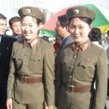 Herttaiset solttutytöt Pjongjangissa. Armeija työllistää noin 20 % Pohjois-Korean väestöstä, suurin osa kansalaisista suorittaa asepalveluksen.