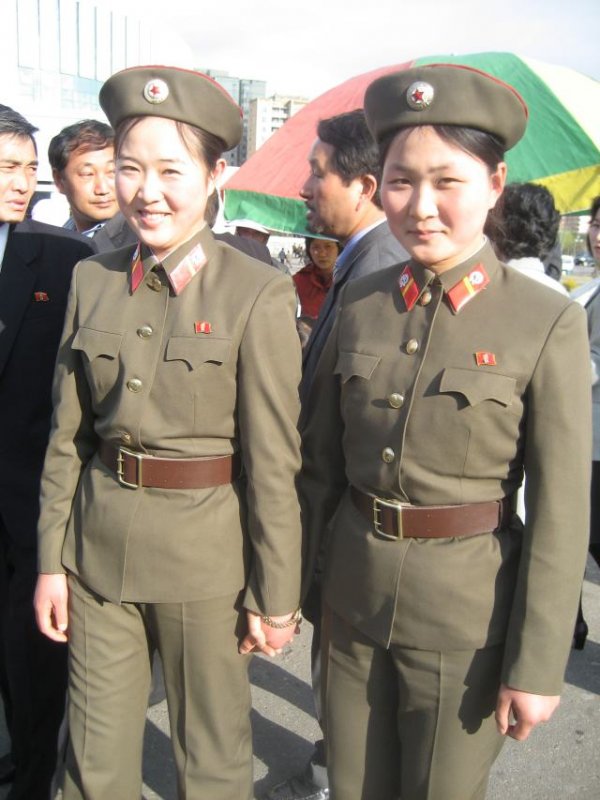 Herttaiset solttutytöt Pjongjangissa. Armeija työllistää noin 20 % Pohjois-Korean väestöstä, suurin osa kansalaisista suorittaa asepalveluksen.