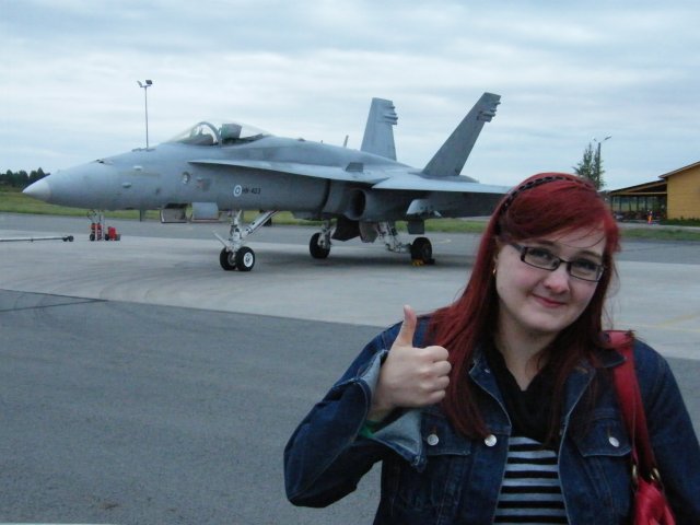 Vain pilotit silmiltä ja Top Gunin tunnusmusiikki puuttuu... Minä & F18 Hornet Kauhavan Lentäjien Juhannuksessa 2009