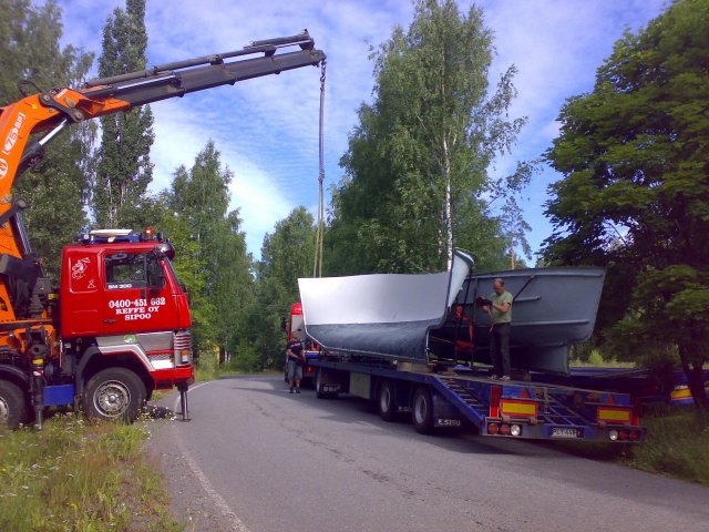 Tänäpäivänä muotit ja valmistusoikeudet ovat minulla... Adventurer vene -muotit rekan lavalla