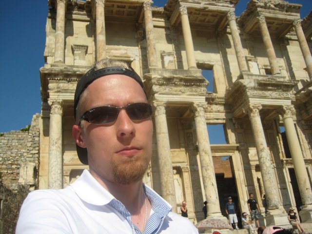 Taustalla Celsuksen kirjasto Efesoksesta ja aikas vanha vaikka uudelleenrakennettukin
