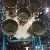 Saturn V. Niin paljon voimoo ettei mitään rotia.