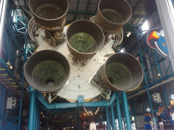 Saturn V. Niin paljon voimoo ettei mitään rotia.