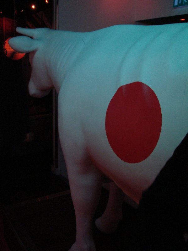 Kamikaze-baarissa on iso lehmä koristeena.